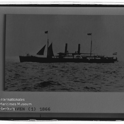 Schwarzweiß-Aufnahme eines silhouettenhaften Dampfschiffs mit zwei Schornsteinen, Masten und wehenden Flaggen auf ruhiger See; Bild auf einer Fototafel mit Museumswasserzeichen und Jahresangabe 1866