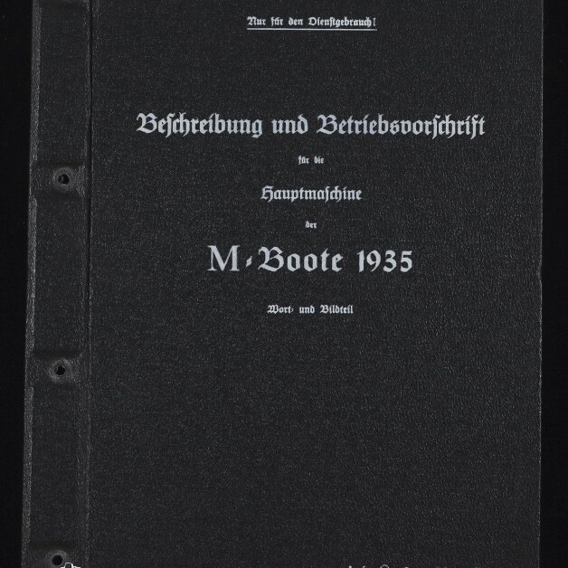 Schwarzes, strukturiertes Buchcover mit weißer Frakturschrift: Titel 'Beschreibung und Betriebsvorschrift für die Hauptmaschine der M‑Boote 1935', oben kleiner Schriftzug 'Nur für den Dienstgebrauch', rechts oben ein weißer Aufkleber mit der Nummer 86 und unten links das Logo des Internationalen Maritimen Museums Hamburg.