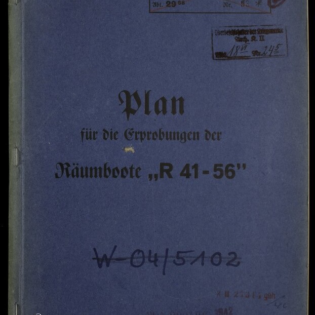 Blaues Deckblatt eines historischen Heftes mit schwarzem Frakturtitel „Plan für die Erprobungen der Räumboote ‚R 41–56‘“, mehreren roten und schwarzen Stempeln sowie handschriftlichen Nummern, links mit Heftklammern geheftet und mit Logo des Internationalen Maritimen Museums Hamburg unten links.
