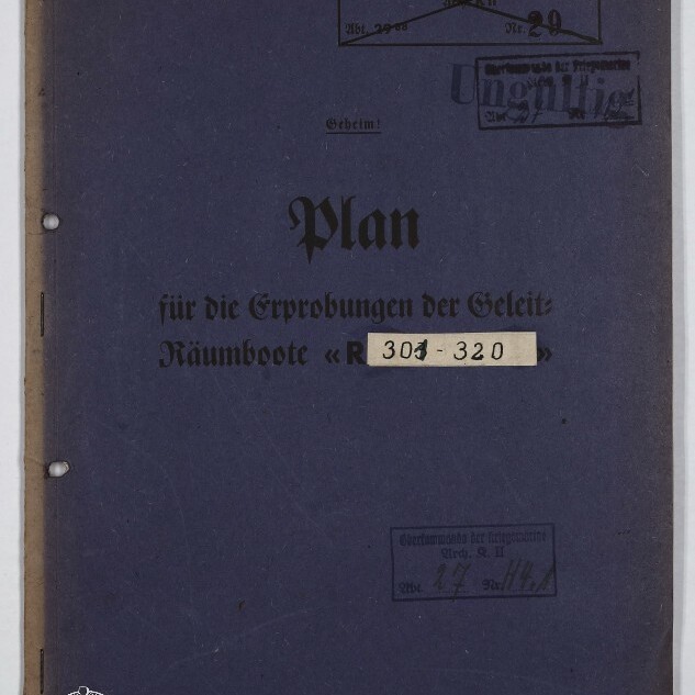 Dunkelblauer Umschlag eines historischen Dokuments mit großer Frakturschrift 