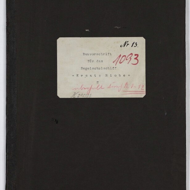 Schwarzer Einband eines Akten- oder Buchumschlags mit mittig befestigtem weißem Etikett, auf dem handschriftlich ‚Nr. 13‘ und in Rot ‚1093‘ sowie getippt ‚Bauvorschrift für das Segelschulschiff „Ersatz Niobe“‘ stehen; unten links das Logo des Internationalen Maritimen Museums Hamburg.