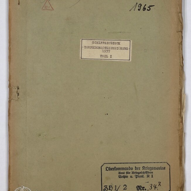 Verwitterter hellgrünlicher Kartonumschlag eines Aktenhefts mit mittig aufgeklebtem Etikett 'SCHIFFSBESTECK TORPEDOBOOTSZERSTÖRERS 1937 TEIL I', handschriftlicher Jahreszahl '1965' oben rechts, diversen Stempeln und Beschriftungen sowie eingerissenen, vergilbten Rändern; unten links sichtbares Logo des Internationalen Maritimen Museums Hamburg.