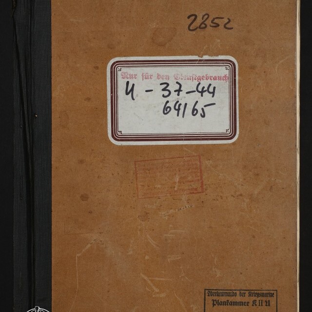 Braunes Heft mit schwarzem Rücken, mittig weiße Etikette mit handschriftlicher Nummer 