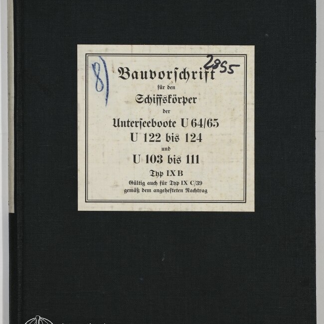 Schwarzes Leinenbuch mit mittig aufgeklebstem weißen Etikett in Frakturschrift mit der Überschrift 'Bauvorschrift' und Angaben zu Unterseebooten (U 64/65, U 122–124, U 103–111), handschriftlicher blauer Kreis mit der Ziffer 8 links und schwarzer Zahl 2955 oben rechts sowie kleinem Logo des Internationalen Maritimen Museums Hamburg unten links.
