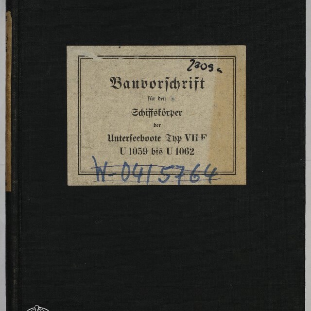 Schwarzer Leineneinband eines Hefts mit mittig aufgeklebtrem beigem Etikett in Frakturschrift: „Bauvorschrift für den Schiffskörper der Unterseeboote Typ VII F U 1059 bis U 1062“, mit handschriftlichen Nummern in Blau und Schwarz sowie dem weißen Logo und Schriftzug des Internationalen Maritimen Museums Hamburg unten links.