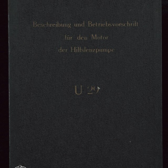 Dunkelgrünes bis schwarzes Leineneinband-Cover eines Diensthandbuchs mit goldfarbener Schrift ‚Nur für den Dienstgebrauch! Beschreibung und Betriebsvorschrift für den Motor der Hilfslenzpumpe U 29‘, der Jahreszahl 1936 und dem Logo des Internationalen Maritimen Museums Hamburg unten links.