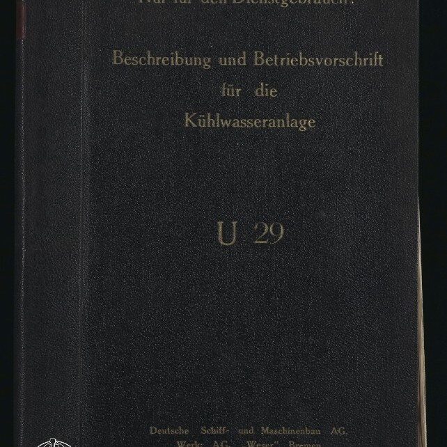 Schwarzes Lederhandbuch mit goldener Prägung: „Nur für den Dienstgebrauch! Beschreibung und Betriebsvorschrift für die Kühlwasseranlage U 29“, Jahr 1936 und Museum-Logo unten links.