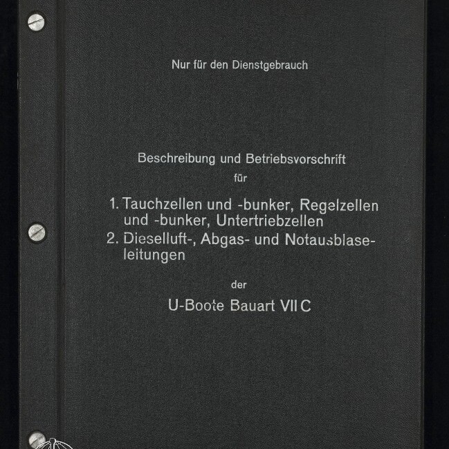Schwarzes Hardcover-Deckblatt eines Diensthefts mit weißer deutscher Beschriftung oben Nur für den Dienstgebrauch, Titelangaben zu Tauchzellen, Diesel- und Abgasleitungen und der Zuordnung U-Boote Bauart VIIC, links drei sichtbare Metallschrauben und unten links das Logo des Internationalen Maritimen Museum Hamburg.