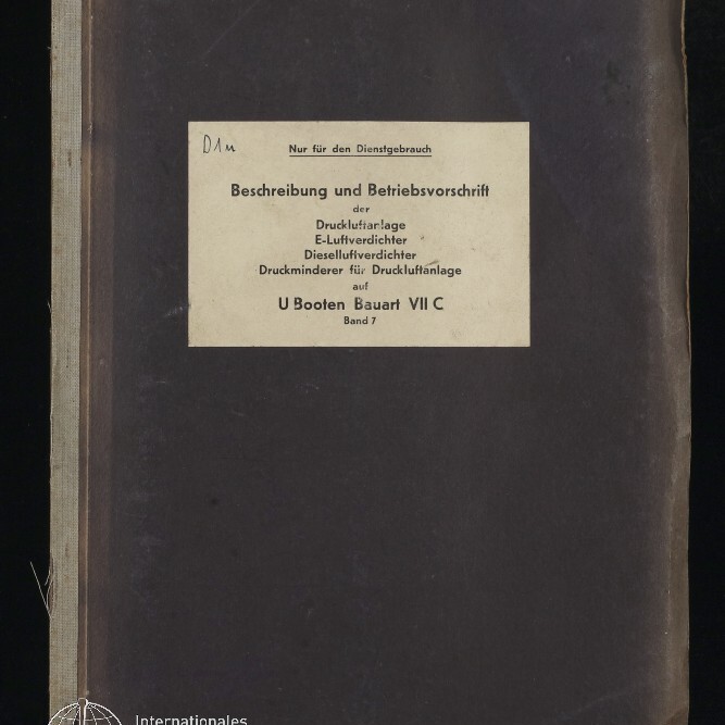 Dunkelbraunes, leicht abgenutztes Handbuch mit mittig aufgeklebt beigefarbenem Etikett mit der deutschen Überschrift «Beschreibung und Betriebsvorschrift» für die Druckluftanlage von U‑Booten Bauart VII C; unten links das Signet des Internationalen Maritimen Museums Hamburg.