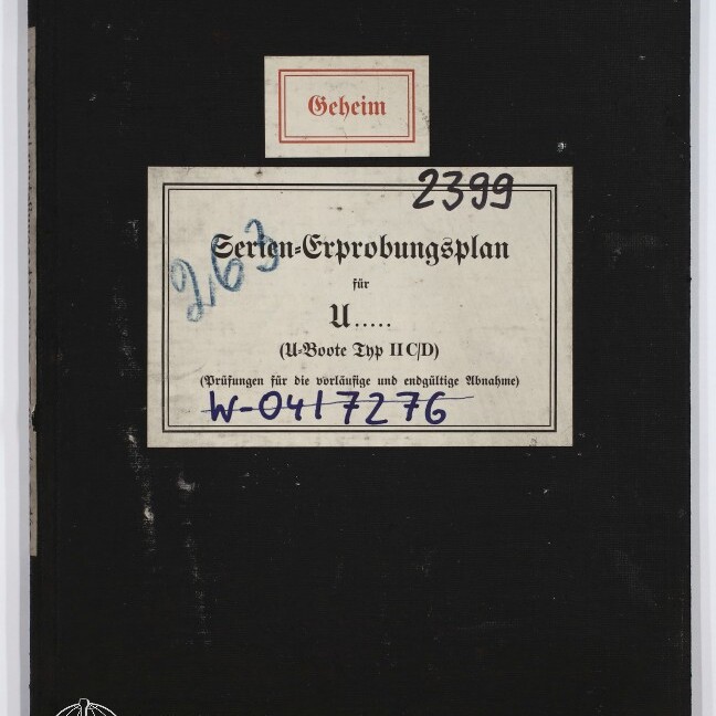 Schwarzes Buchcover mit einem kleinen roten Etikett 'Geheim' und einem großen Rahmenetikett mit dem Titel 'Serien-Erprobungsplan für U..... (U-Boote Typ II C/D)', versehen mit handschriftlichen Nummern, Stempeln und dem Logo des Internationalen Maritimen Museums Hamburg unten links.