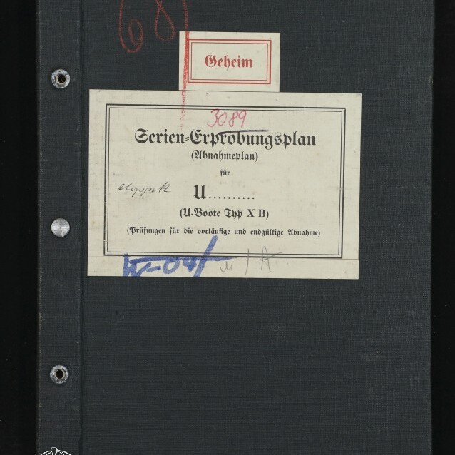 Dunkelgrauer Ordner mit mittig aufgeklebtetem weißen Etikett mit der Überschrift ‚Serien-Erprobungsplan (Abnahmeplan) für U... (U-Boote Typ X B)‘, kleinem roten Aufkleber ‚Geheim‘, roter Handschrift ‚68‘ oben links, zwei Metallösen am linken Rand und Museumslogo unten links.