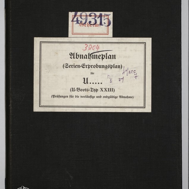 Schwarzer Buchumschlag mit weißem Etikett, auf dem der gedruckte Titel „Abnahmeplan (Serien-Erprobungsplan) für U..... (U-Boots-Typ XXIII)“ steht; Stempelnummern, handschriftliche Anmerkungen und eine rote Zahl sind auf dem Etikett, oben links ist eine leicht eingerissene Ecke und unten links das Logo des Internationalen Maritimen Museums Hamburg sichtbar.