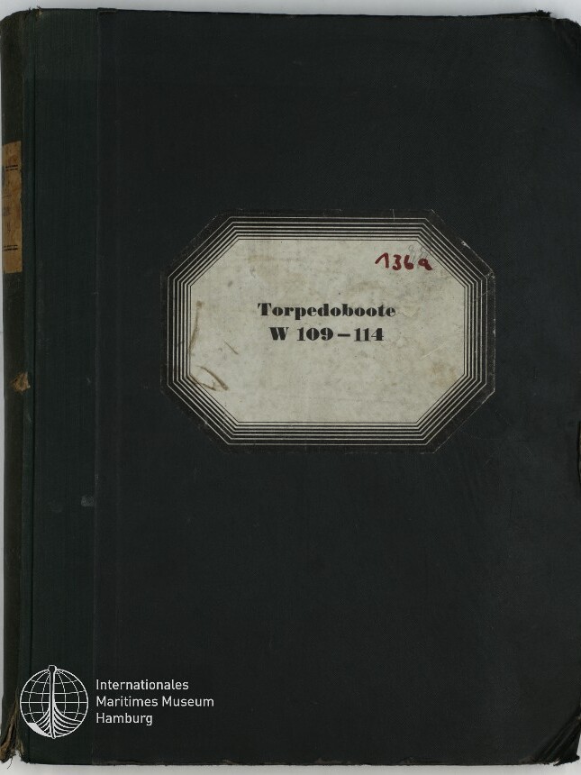Schwarzes, leicht abgenutztes Buch- oder Ordnercover mit mittig aufgeklebter cremefarbener, achteckig gerahmter Etikette mit der Aufschrift „Torpedoboote W 109–114“ und einer roten handschriftlichen Zahl oben rechts; unten links das Logo des Internationalen Maritimen Museums Hamburg.