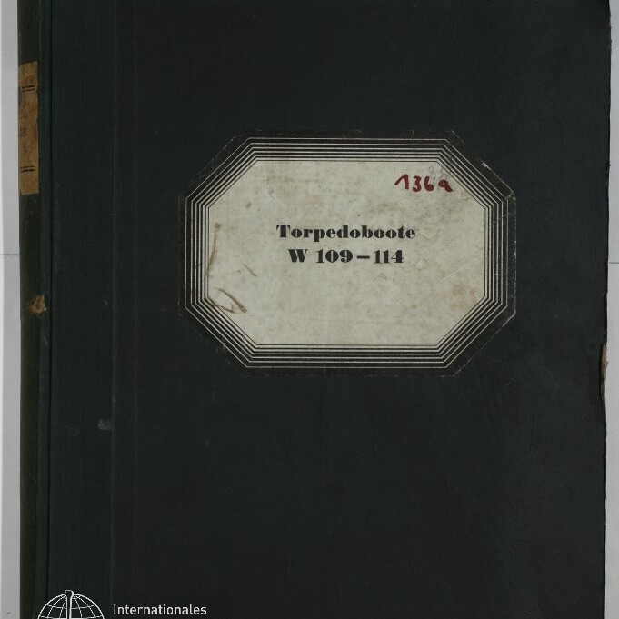 Schwarzes, leicht abgenutztes Buch- oder Ordnercover mit mittig aufgeklebter cremefarbener, achteckig gerahmter Etikette mit der Aufschrift „Torpedoboote W 109–114“ und einer roten handschriftlichen Zahl oben rechts; unten links das Logo des Internationalen Maritimen Museums Hamburg.