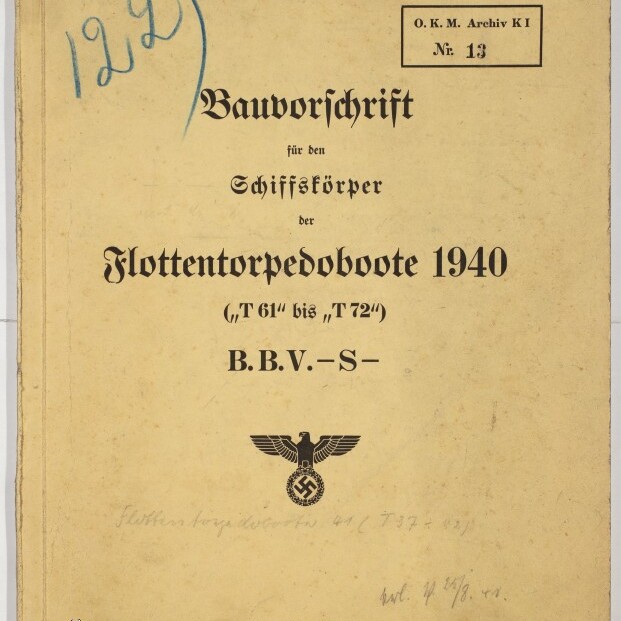 Vergilbter Umschlag eines deutschen Militärdokuments mit dem Titel „Bauvorschrift für den Schiffskörper der Flottentorpedoboote 1940“ in schwarzer Frakturschrift, zentralem Reichsadler mit Hakenkreuz, mehreren handschriftlichen Zahlen und Stempeln sowie einem Archivstempel unten links; Berlin 1941.