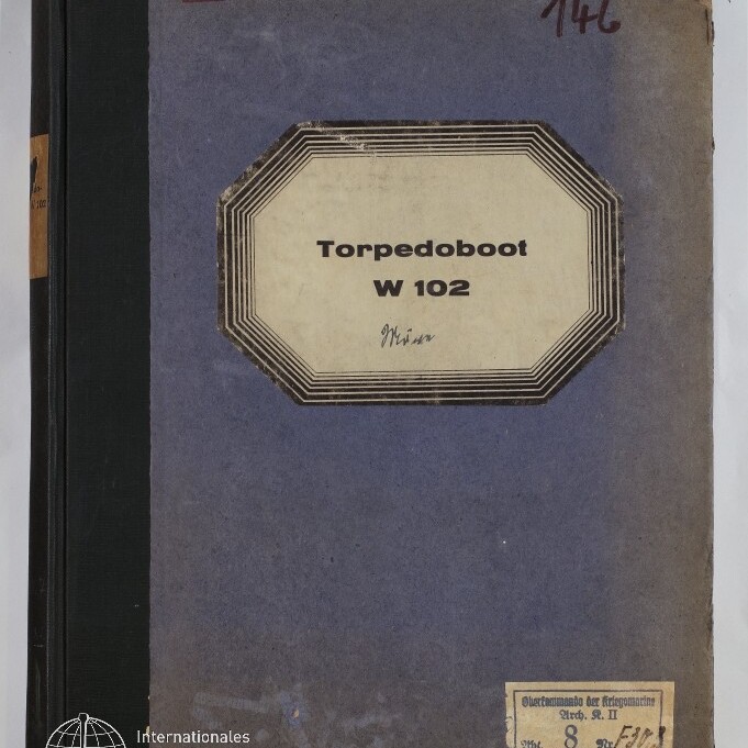 Abgegriffenes blau-violettes Heft mit schwarzem Buchrücken, beschädigten Ecken und roter Nummer '146' oben rechts; mittig ein achteckiges Etikett mit der Beschriftung 'Torpedoboot W 102', handschriftlichen Notizen und einem kleinen Aufkleber unten rechts sowie Museumssignet unten links.