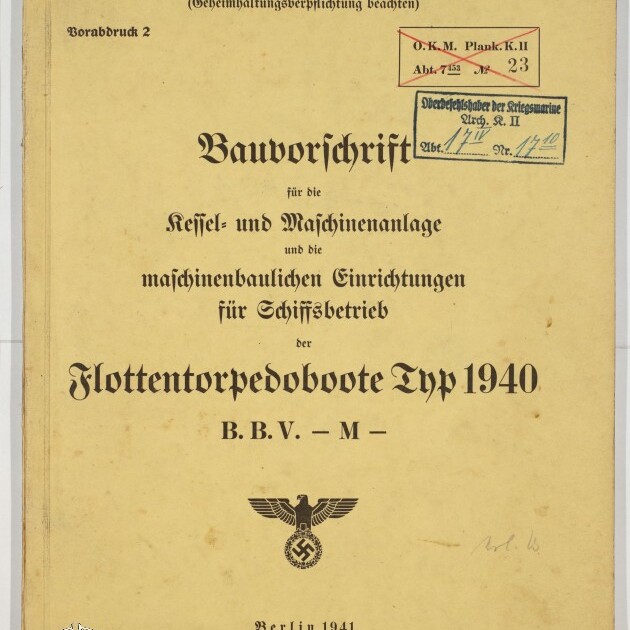 Beiger Umschlag einer deutschen Militär-Bauvorschrift aus Berlin 1941 mit dem gedruckten Titel 'Bauvorschrift ... für Flottentorpedoboote Typ 1940', mehreren Stempeln und handschriftlichen Vermerken sowie dem nationalsozialistischen Adler mit Hakenkreuz unten mittig; Museumslogo unten links.