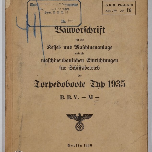 Vergilbtes Titelblatt einer 1936 in Berlin erschienenen Bauvorschrift für Kessel- und Maschinenanlagen sowie maschinenbauliche Einrichtungen für Torpedoboote Typ 1935, mit aufgedrucktem Reichsadler mit Hakenkreuz, Stempeln und handschriftlichen Notizen.