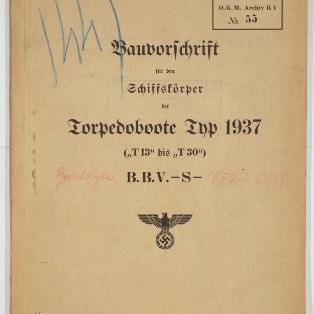 Umschlag eines deutschen Diensthefts „Bauvorschrift für den Schiffskörper der Torpedoboote Typ 1937 (‚T13‘ bis ‚T30‘)“, Berlin 1939, mit handschriftlichen Notizen, roten Nummern/Stempeln, einem Archivstempel des Internationalen Maritimen Museums Hamburg und dem Reichsadler mit Hakenkreuz.
