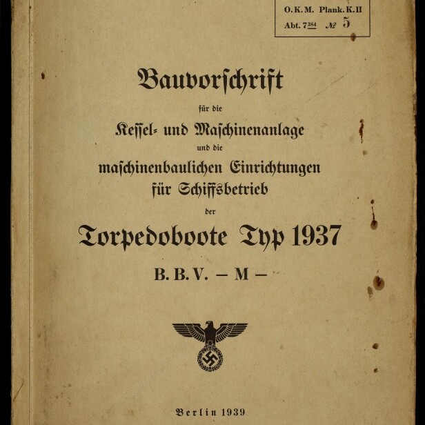 Vergilbtes Deckblatt einer deutschen Bauvorschrift (Berlin 1939) für „Torpedoboote Typ 1937“ in Frakturschrift, mit aufgedrucktem Reichsadler und Hakenkreuz, roten Stempeln, Flecken und Museumssignet.
