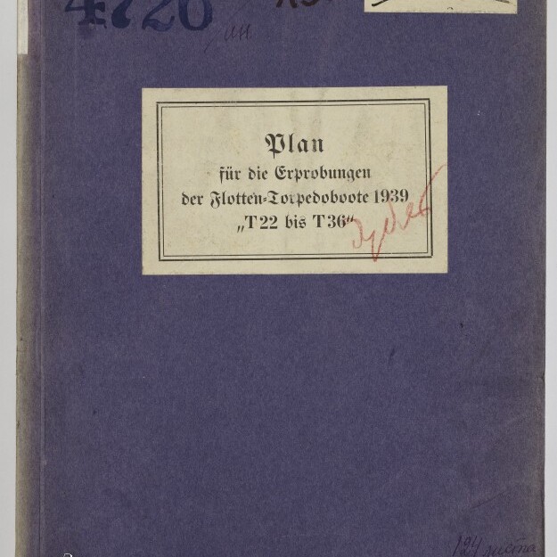 Vorderseite eines violetten Ordners mit weißem Etikett „Plan für die Erprobungen der Flotten-Torpedoboot 1939 ‚T22 bis T36‘“, mehreren Stempeln und handschriftlichen Zahlen (u. a. 4726), einem durchgestrichenen Aufkleber oben rechts und dem Logo des Internationalen Maritimen Museums Hamburg unten links.