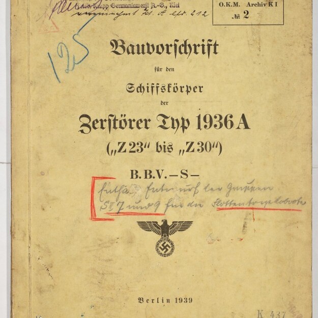 Vergilbtes Deckblatt einer deutschen Dienstvorschrift aus Berlin 1939 mit dem Titel „Bauvorschrift für den Schiffskörper der Zerstörer Typ 1936A („Z23“ bis „Z30“)“, Stempeln, roten und blauen handschriftlichen Anmerkungen sowie dem Hoheitsadler mit Hakenkreuz.