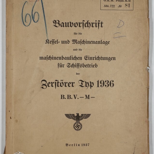 Vergilbtes Buchcover einer deutschen Dienstvorschrift (Berlin 1937) mit dem gedruckten Titel „Bauvorschrift für die Kessel- und Maschinenanlage … für Schiffsbetrieb der Zerstörer Typ 1936“, handschriftlichen Notizen und Stempeln, dem Reichsadler mit Hakenkreuz unten sowie einem «Internationales Maritimes Museum Hamburg»-Wasserzeichen in der unteren linken Ecke.