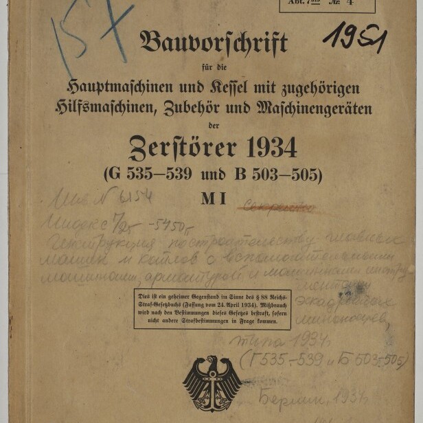 Hülle einer vergilbten technischen Vorschrift aus Berlin 1934 für den Zerstörer 1934 (G 535–539 und B 503–505) mit schwarzer Frakturschrift, Reichsadler-Emblem unten, mehreren handschriftlichen Notizen und Stempeln sowie kleinem Logo des Internationalen Maritimen Museums Hamburg.