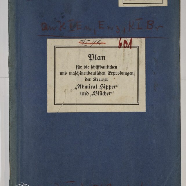 Blaues, leicht abgenutztes Heft mit aufgeklebtem weißen Etikett in der Mitte, auf dem in Frakturschrift der Titel „Plan für die schiffbaulichen und maschinenbaulichen Erprobungen der Kreuzer ‚Admiral Hipper‘ und ‚Blücher‘“ steht; Umschlag zeigt handschriftliche rote Notizen, einen kleinen Aufkleber oben rechts und ein weißes Museumssiegel unten links.