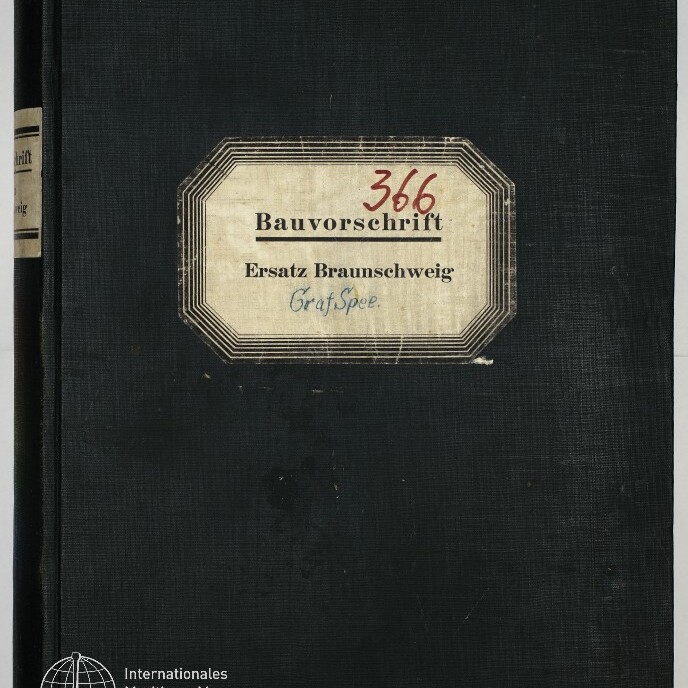 Schwarzer Leineneinband eines Buches mit großem, vergilbtem Etikett in der Mitte, auf dem handschriftlich die rote Nummer 366 und gedruckt „Bauvorschrift – Ersatz Braunschweig“ sowie in blauer Handschrift „Graf Spee“ zu lesen sind, unten links das Logo und der Schriftzug des Internationalen Maritimen Museums Hamburg.