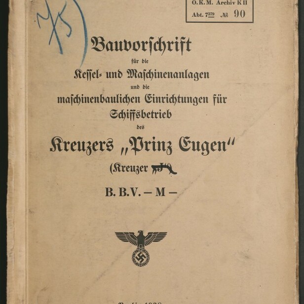 Verwitterter Einband eines deutschen technischen Handbuchs von 1938 mit dem Titel ‚Bauvorschrift für die Kessel- und Maschinenanlagen…‘ für den Kreuzer „Prinz Eugen“, mit handschriftlichen Notizen, Stempeln und dem nationalsozialistischen Adler mit Hakenkreuz.