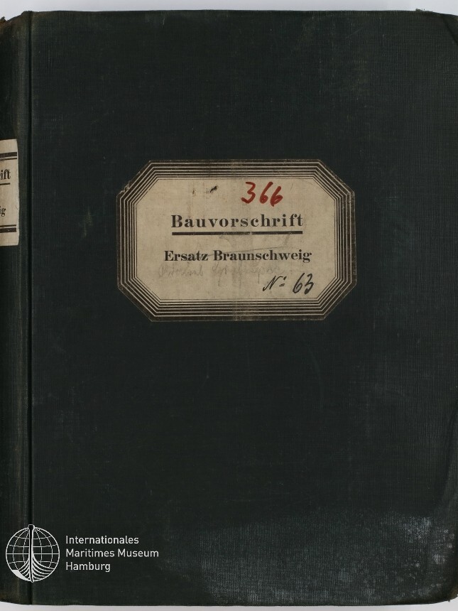 Dunkelgrünes Leineneinband-Buch mit mittig aufgeklebtetem Etikett 