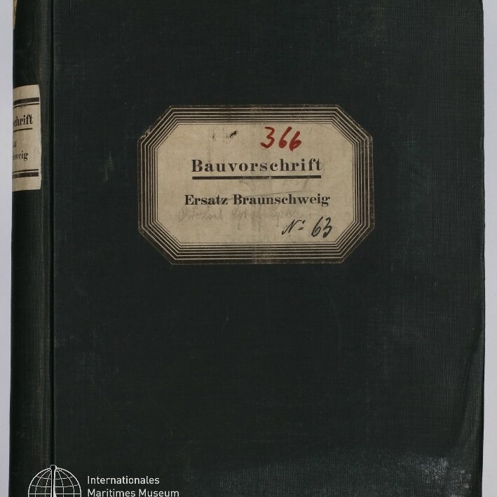 Dunkelgrünes Leineneinband-Buch mit mittig aufgeklebtetem Etikett 
