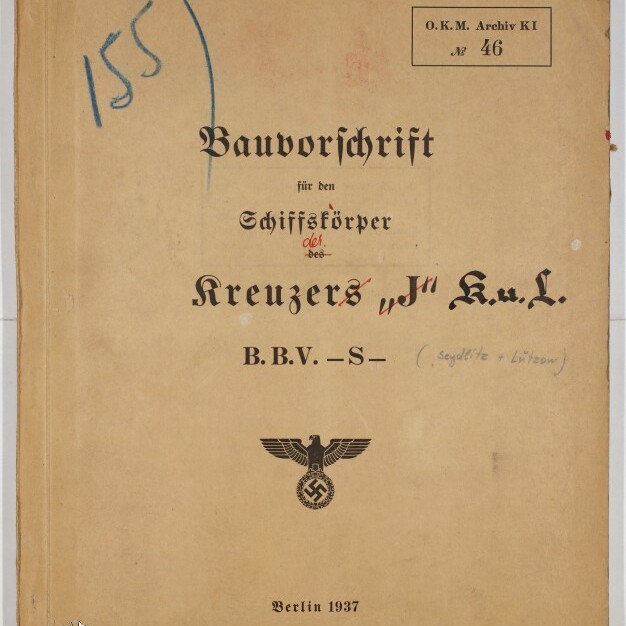 Vergilbte Titelseite einer deutschen Bauvorschrift (Berlin 1937) für den Schiffskörper eines Kreuzers mit schwarz gedrucktem Frakturtitel, roten und blauen handschriftlichen Markierungen, Stempel 