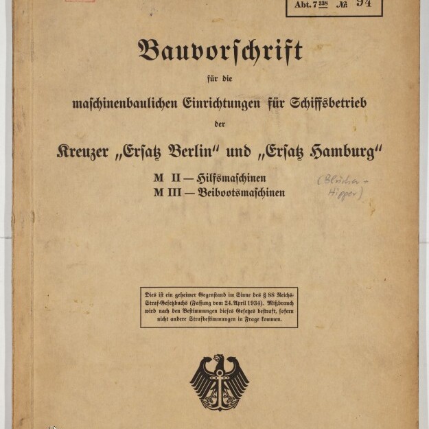 Umschlag einer deutschen Dienstvorschrift (Berlin 1935) mit Frakturtitel „Bauvorschrift“ für maschinenbauliche Einrichtungen der Kreuzer „Ersatz Berlin“ und „Ersatz Hamburg“, roten und blauen handschriftlichen Vermerken und Stempeln oben sowie einem Reichsadler-Emblem unten; Museumssignet unten links.