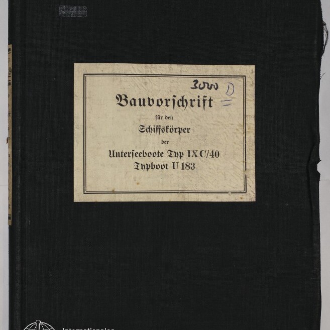 Schwarzer Leineneinband mit einem mittig aufgeklebten, beigen Etikett in alter Schrift: »Bauvorschrift für den Schiffskörper der Unterseeboote Typ IX C/40 Typboot U 183«, mit handschriftlicher Markierung oben rechts und Museumslogo unten links.