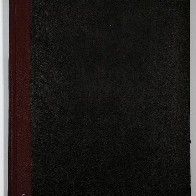 Schwarzes, gebundenes Buch mit dunkelrotem Rücken und lederähnlicher Oberfläche auf hellem Hintergrund; unten links weißes Logo und Schriftzug des Internationalen Maritimen Museums Hamburg.