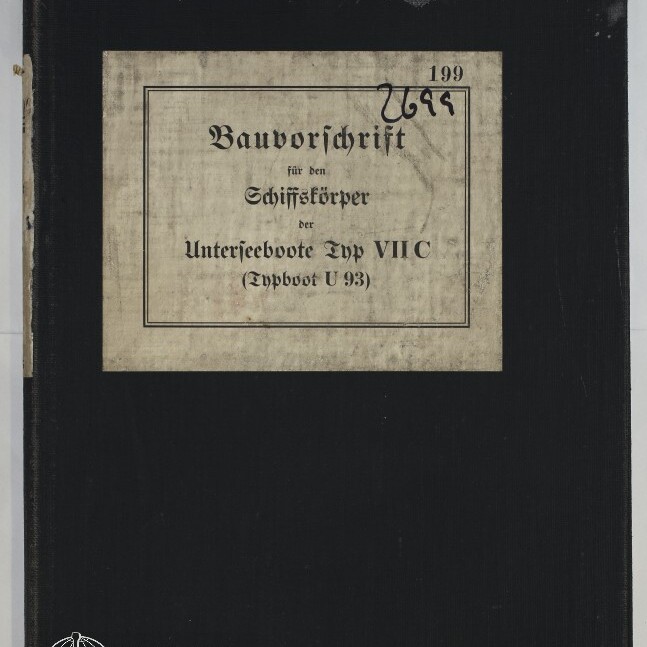Schwarz bezogener Buchumschlag mit einem vergilbten, leicht verschmutzten beige Etikett in Frakturschrift: „Bauvorschrift für den Schiffskörper der Unterseeboote Typ VIIC (Typboot U 93)“, handschriftliche Zahl „2699“ und gedruckte „199“ oben rechts sowie dem Logo des Internationalen Maritimen Museums Hamburg unten links.