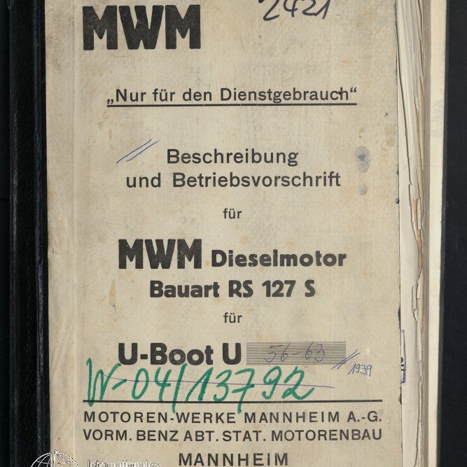 Verwittertes Beleg-Cover mit schwarzem Buchrücken, großem MWM-Logo oben, dem Schriftzug „Nur für den Dienstgebrauch“ und dem Titel „Beschreibung und Betriebsvorschrift für MWM Dieselmotor Bauart RS 127 S für U-Boot U“, handschriftlichen Notizen und grüner Stempelnummer W-041/13792 sowie dem Logo des Internationalen Maritimen Museums unten links.