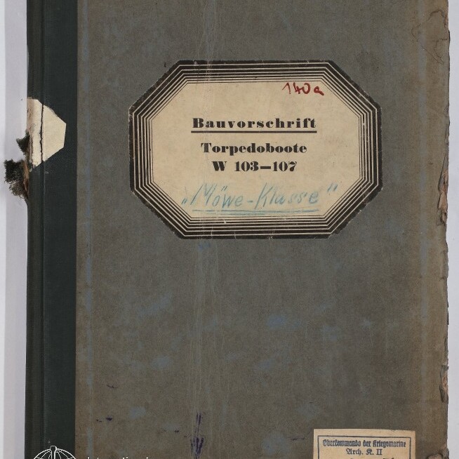 Abgenutzter graublauer Einband eines alten Bauvorschriften-Hefts mit schwarzem Leinenrücken und achteckigem Etikett: «Bauvorschrift Torpedoboote W 103–107» mit handschriftlicher Notiz «Möwe‑Klasse» und Museumswasserzeichen unten links.