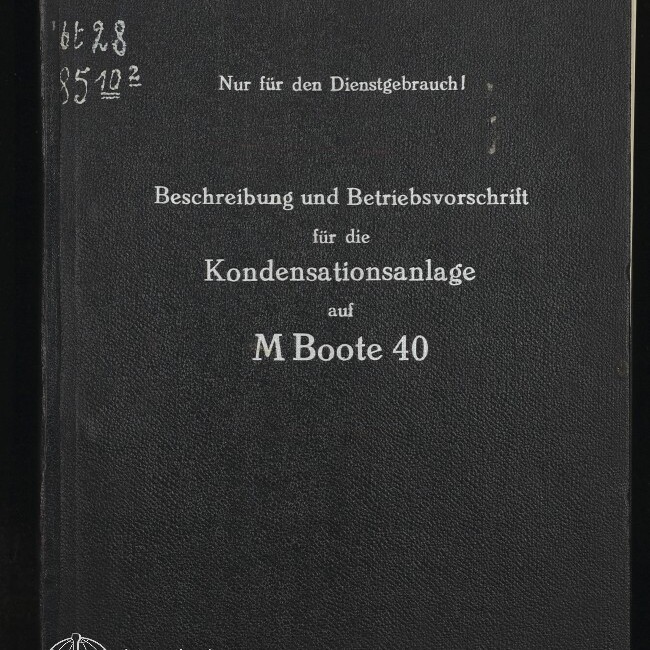 Schwarzer Einband eines Dienstvorschriftshefts mit weißer Beschriftung: oben rechts „Nebenausfertigung 134“, darunter „Nur für den Dienstgebrauch!“, Titeltext „Beschreibung und Betriebsvorschrift für die Kondensationsanlage auf M Boote 40“, links oben Bleistiftkritzeleien und unten links das Logo des Internationalen Maritimen Museums Hamburg