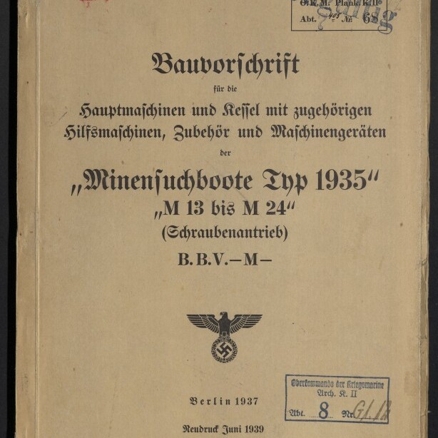 Vergilbter Buchumschlag in Frakturschrift mit dem Titel 'Bauvorschrift' für 'Minensuchboote Typ 1935', mehreren Stempel‑ und Handschriftvermerken, dem Reichsadler mit Hakenkreuz sowie dem Druckhinweis Berlin 1937/Neudruck Juni 1939.