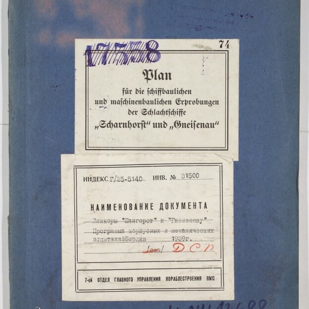 Blaues Dokumentenheft mit zwei weißen Etiketten: oben ein deutschsprachiger Titel ‚Plan für die schiffbaulichen und maschinenbaulichen Erprobungen der Schlachtschiffe „Scharnhorst“ und „Gneisenau“‘, unten ein russischer Etikettentext mit Stempeln und Inventarnummern; dazu handschriftliche Nummern und das Logo des Internationalen Maritimen Museums Hamburg unten links.