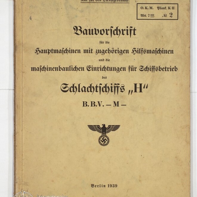 Vergilbtes Titelblatt einer deutschen Dienstvorschrift von 1939 für das Schlachtschiff „H“, mit großer Frakturschrift, Reichsadler über Hakenkreuz in der Mitte und Museumswasserzeichen unten links.