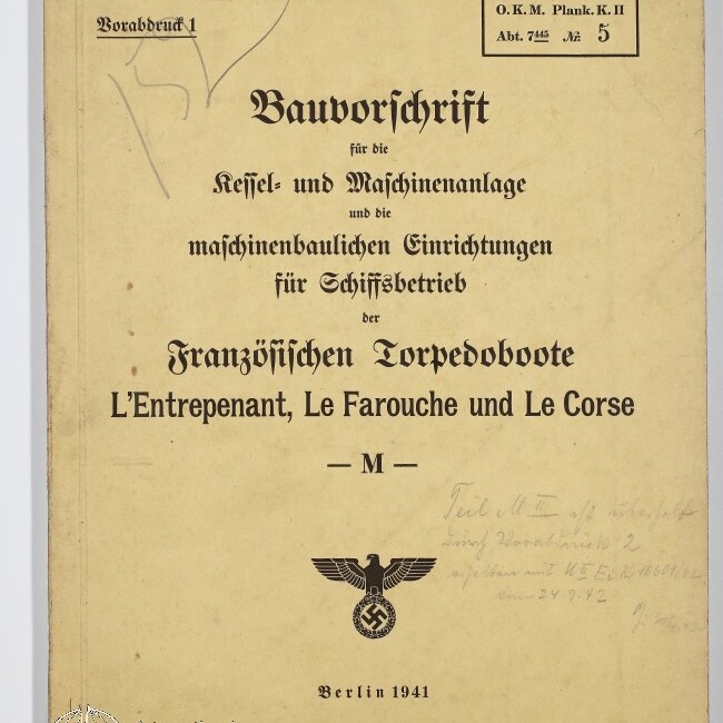 Deckblatt einer deutschen Dienstvorschrift von 1941 für die Kessel- und Maschinenanlage französischer Torpedoboote (L'Entrepenant, Le Farouche, Le Corse), mit handschriftlichen Notizen, Stempeln und dem Reichsadler mit Hakenkreuz.