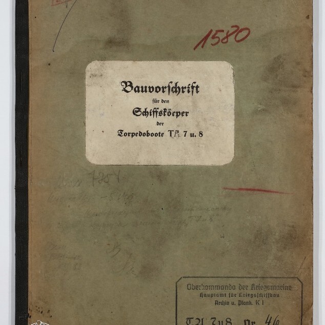 Verschmutzter grüner Einband eines alten technischen Hefts mit mittig aufgeklebtem weißen Etikett mit dem Titel Bauvorschrift für den Schiffskörper der Torpedoboote T5, 7 u. 8, roten Stempeln und Museumswasserzeichen unten links