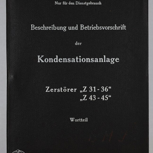 Schwarzer Einband eines technischen Handbuchs mit weißer deutscher Beschriftung: oben 'Nur für den Dienstgebrauch' und rechts 'Hauptausfertigung IV', im Mittelpunkt der Titel 'Beschreibung und Betriebsvorschrift der Kondensationsanlage' mit den Angaben zu Zerstörern 'Z 31–36' und 'Z 43–45' sowie unten links das Logo und der Schriftzug 'Internationales Maritimes Museum Hamburg'.
