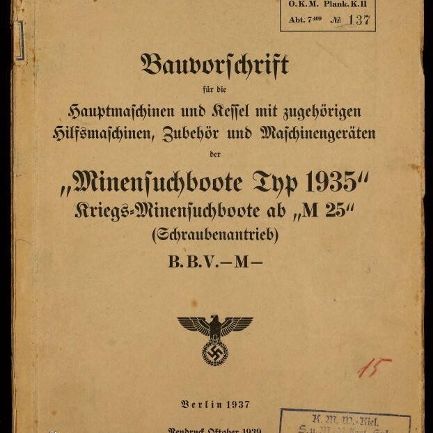 Titelblatt einer vergilbten Dienstvorschrift von 1937 für Minensuchboote Typ 1935 mit schwarzem Frakturtext, Reichsadler mit Hakenkreuz, mehreren Dienststempeln und roten handschriftlichen Vermerken sowie Museumslogo unten links.