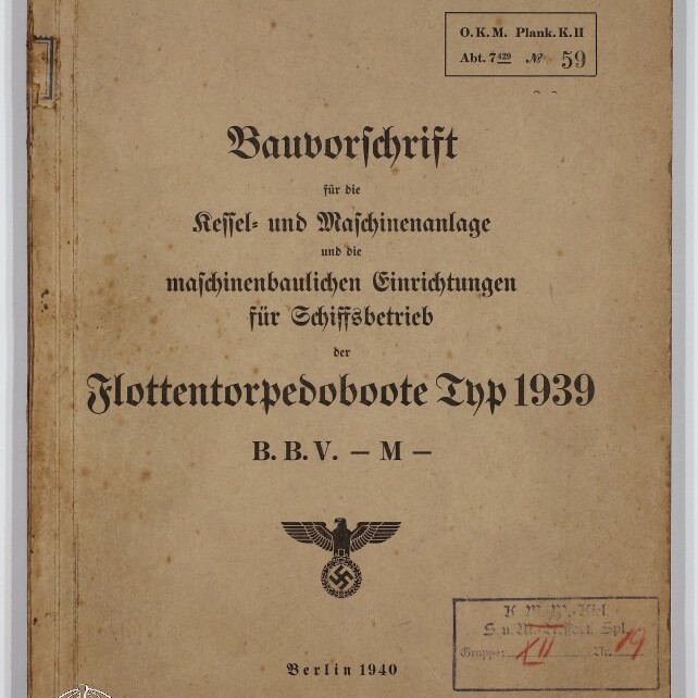Vergilbter Umschlag eines technischen Handbuchs in Frakturschrift mit dem Titel 'Bauvorschrift … Flottentorpedoboote Typ 1939', datiert Berlin 1940, mit Reichsadler über Hakenkreuz, Stempeln, handschriftlichen Vermerken und Museumslogo unten links.