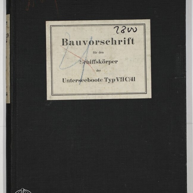 Schwarzes Leinenbuch mit aufgeklebtetem weißen Etikett mit dem Titel ‚Bauvorschrift für den Schiffskörper der Unterseeboote Typ VIIC/41‘, handschriftlichen Markierungen auf dem Etikett und Museumslogo unten links.